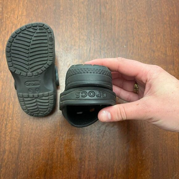 Crocs Classic Clogs Black Baby 6 Rubber Slip on Straps Lightweight Comfort - Picture 3 of 5